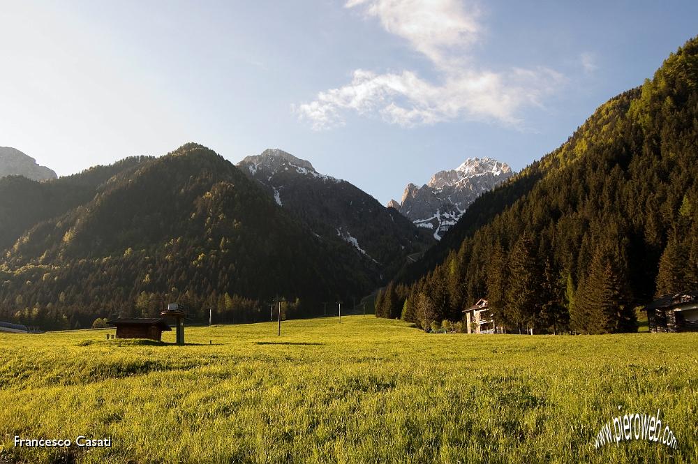 001 L'alba investe le piste da sci di Schiplario.jpg